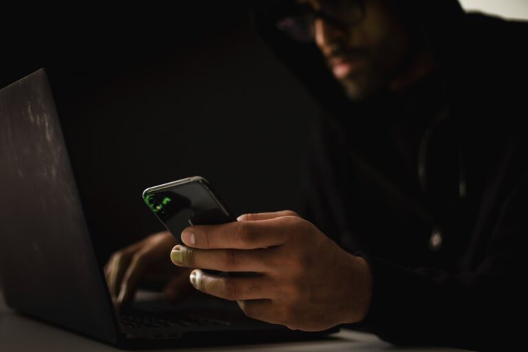 Służby bez problemu łamią zabezpieczenia Signala i iPhone’a