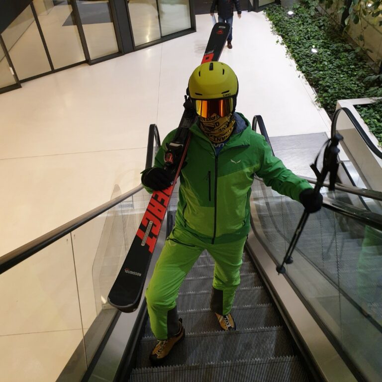 Narciarze i snowboarderzy w galeriach handlowych: konieczna pomoc i otwarcie stoków!