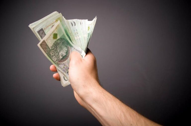 Pieniądze z komunii. Adwokat tłumaczy, kto i na co ma prawo je wydać