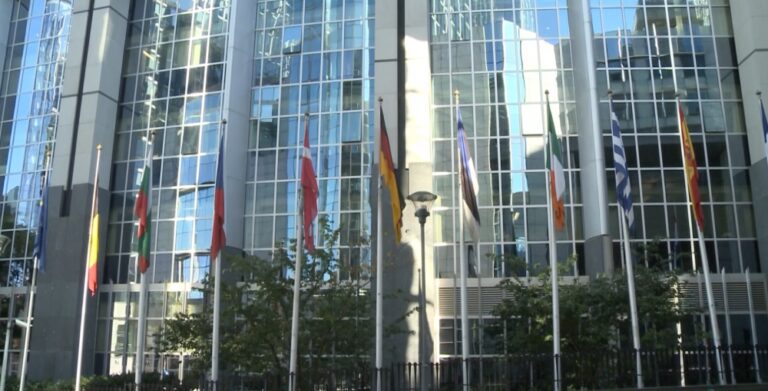 Europosłowie interweniują w sprawie upolityczniania rozwoju 5G. Ostrzegają przed poważnymi międzynarodowymi reperkusjami