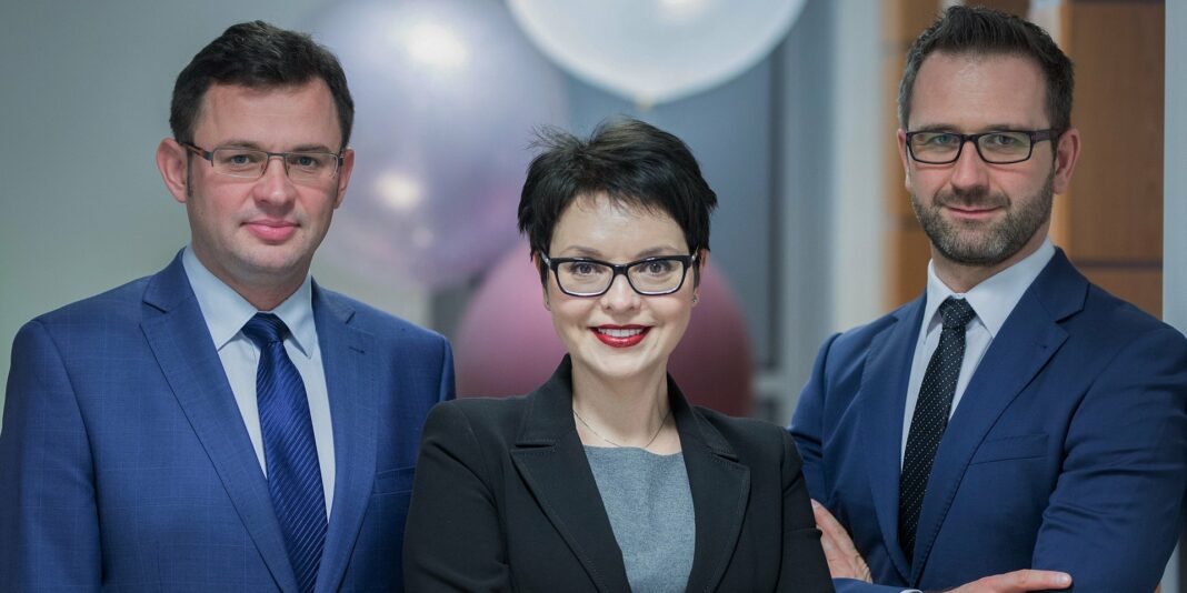 Od lewej dr Artur Sajnóg, dr hab. M. Janicka, prof. UŁ oraz dr Tomasz Sosnowski (fot. EkSoc UŁ)