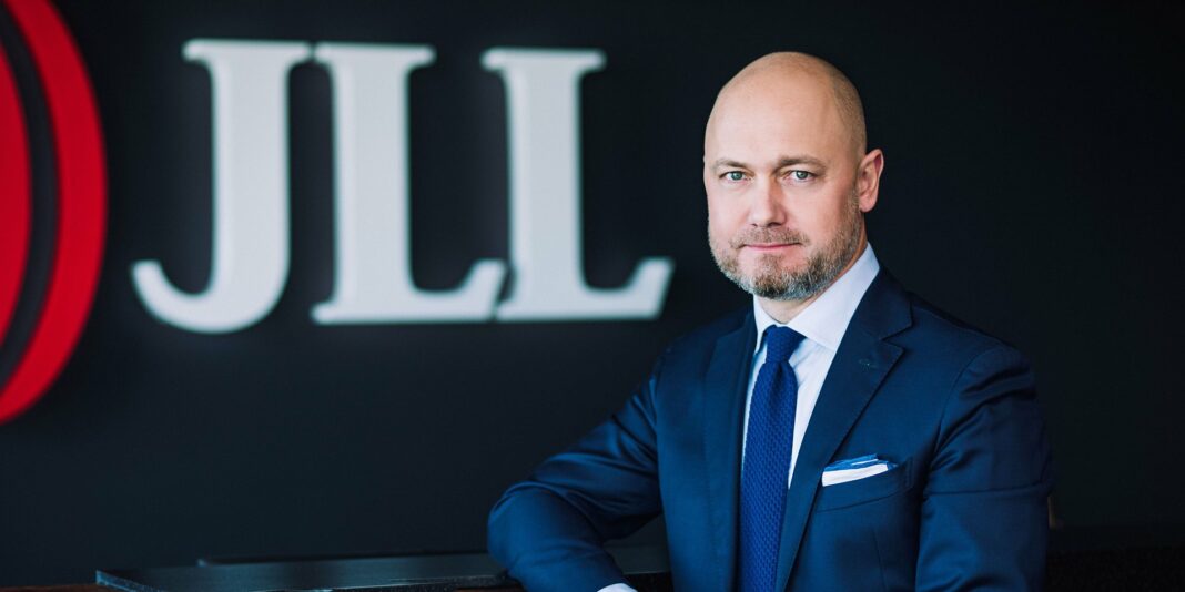 Tomasz Lewandowski, Dyrektor Działu Gruntów i Inwestycji Średniego Formatu, JLL