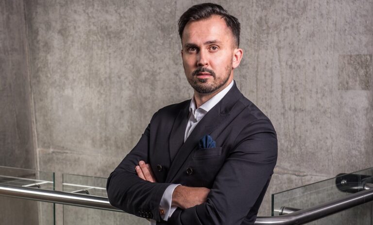 Koniec pandemii to kłopot dla e-commerce. Zaostrzy się walka o klienta. Wzrosną też wydatki na reklamę