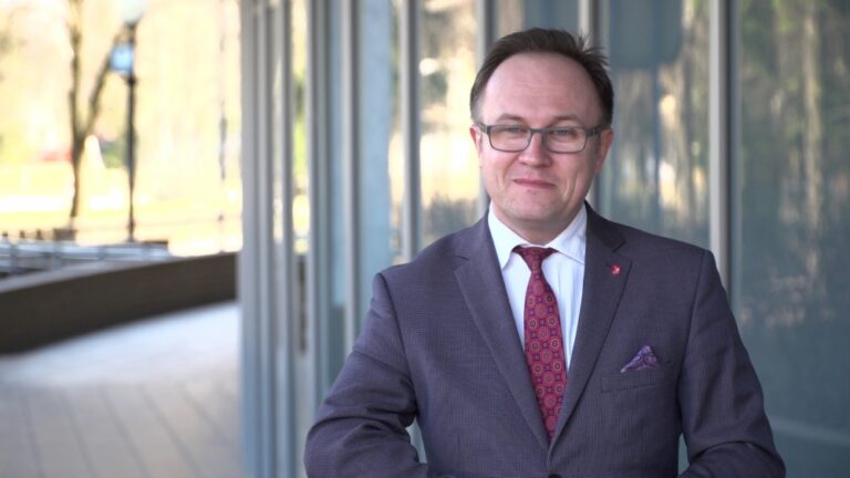 Rośnie zaufanie społeczne do farmaceutów. Zaangażowanie ich i aptek może znacząco przyspieszyć tempo szczepień, nie tylko przeciw COVID-19