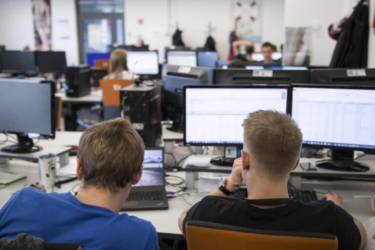 Brak kompetencji pracowników największą barierą dla wdrożeń CI/CD i DevOps