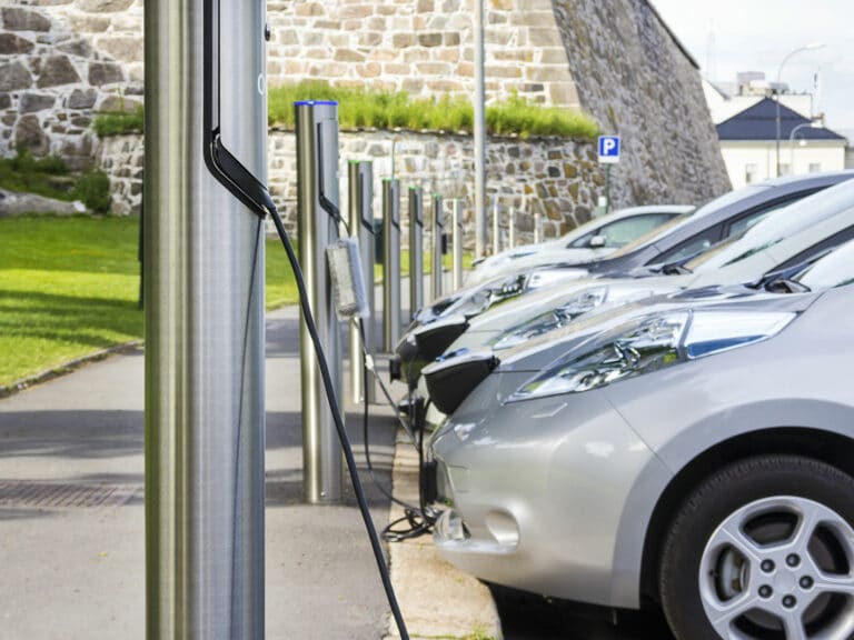 Od stycznia do kwietnia sprzedaż samochodów z napędem elektrycznym w Polsce wzrosła ponad dwukrotnie r/r