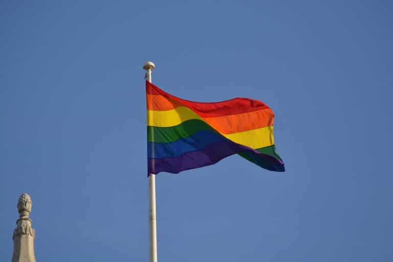 Salesforce: miasta i firmy z osobami LGBTQ+, mają lepszy „ekosystem inwestycyjny” i lepsze wyniki finansowe