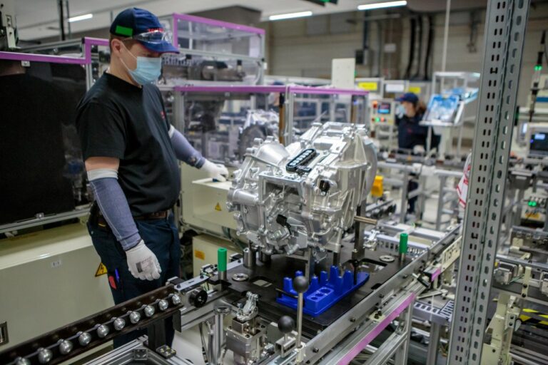 Toyota podwaja w Polsce produkcję elektrycznych napędów hybrydowych do Toyoty Yaris