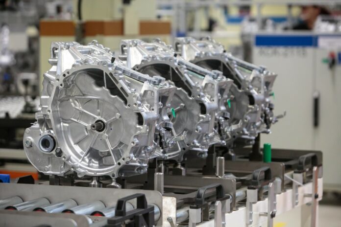 Toyota TMMP. Uroczystość pierwszego dokręcenia śruby kluczem dynamometrycznym w hybrydowej przekladli „smal/smal”