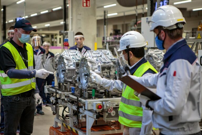 Toyota inwestuje w rozwój baterii i zwiększenie produkcji – baterie do samochodów tańsze o połowę jeszcze w tej dekadzie
