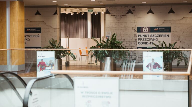 Działa już 30 punktów szczepień  w centrach handlowych w całej Polsce