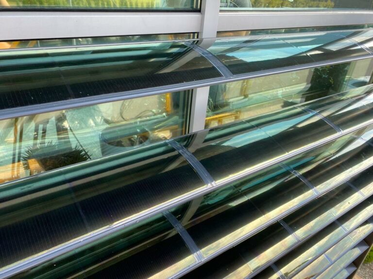Premiera instalacji łamaczy światła z ogniwami perowskitowymi Saule Technologies