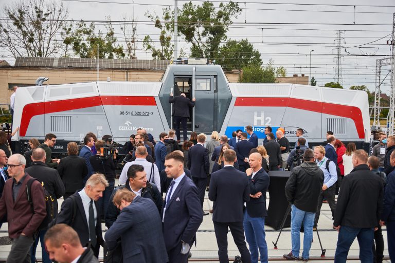 ORLEN kupił pierwszą w Polsce lokomotywę wodorową i rozpoczął jej testy