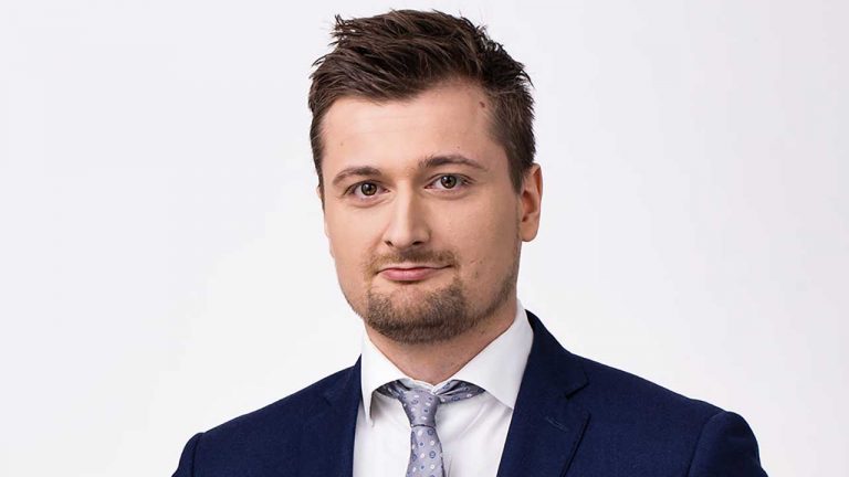 Umowa o świadczenie usług (o pracę) pomiędzy członkiem zarządu a spółką z ograniczoną odpowiedzialnością zawarta per facta concludentia w świetle art. 210 § 1 k.s.h