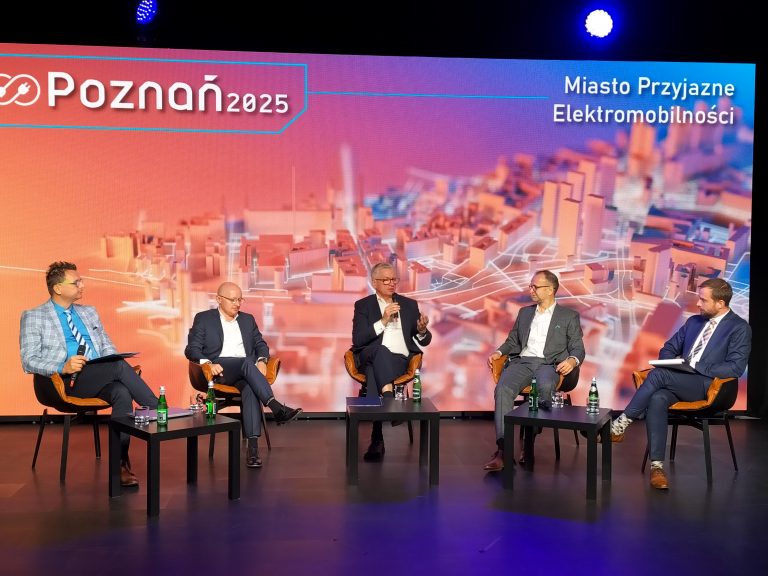 Relacja z debaty Poznań 2025 – Miasto Przyjazne Elektromobilności