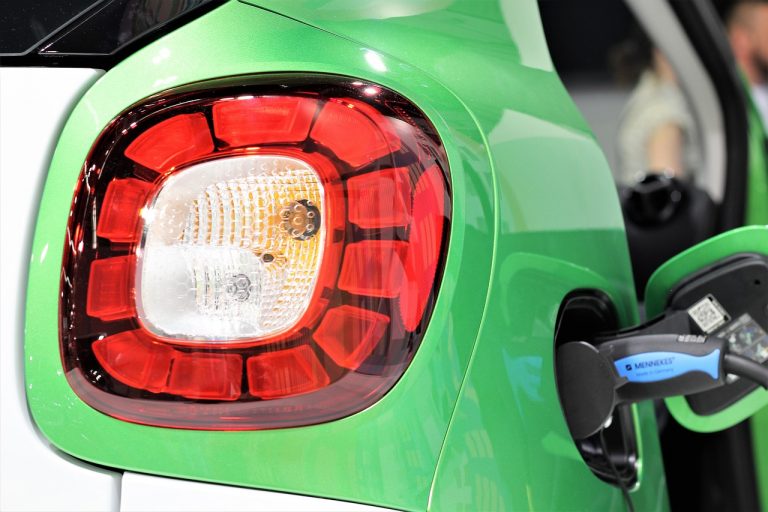 Dopłaty do „NaszEauto” mogą skończyć się już w lutym 2026. Eksperci: z decyzją nie ma na co czekać