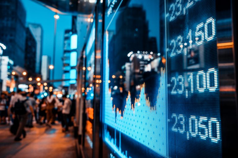 Rynek czeka na Fed: dolar słabnie, Hassett coraz bliżej fotela prezesa