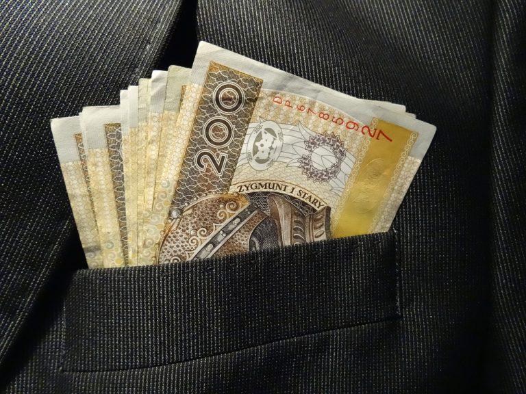 Najczęściej po kredyt gotówkowy sięgają mieszkańcy średnich miast i osoby w wieku 35-49 lat