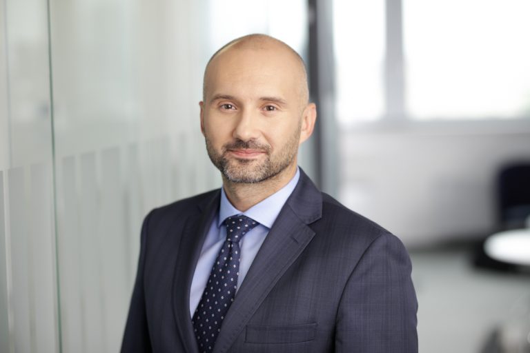Accenture: tylko 13% firm w Europie korzysta z AI – luka wobec USA się pogłębia