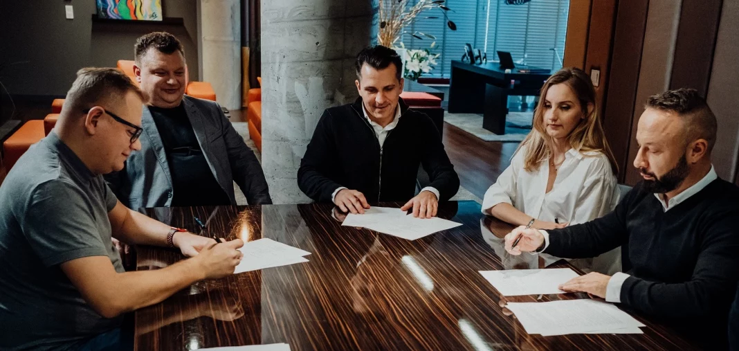 Saule, podpisanie umowy inwestycyjnej (od lewej – Dawid Zieliński (Columbus Energy), January Ciszewski (JR Holding), Artur Kupczunas (Saule), Olga Malinkiewicz (Saule), Piotr Krych (Saule)
