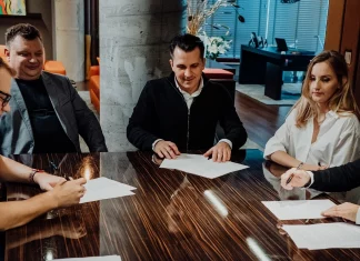 Saule, podpisanie umowy inwestycyjnej (od lewej – Dawid Zieliński (Columbus Energy), January Ciszewski (JR Holding), Artur Kupczunas (Saule), Olga Malinkiewicz (Saule), Piotr Krych (Saule)