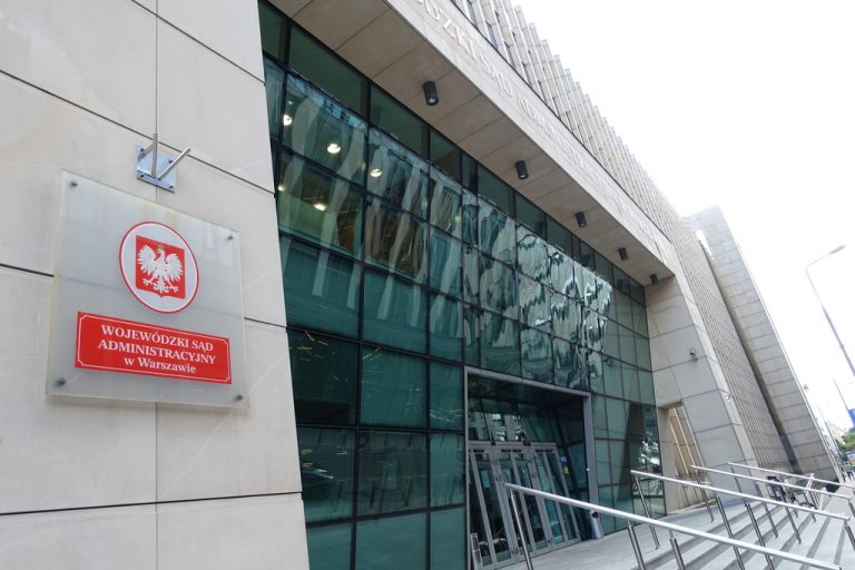 Wyrok WSA: Rozpowszechnianie informacji o lokalizacji i godzinach pracy apteki ogólnodostępnej na plakatach, banerze i ulotkach nie stanowi reklamy aptek