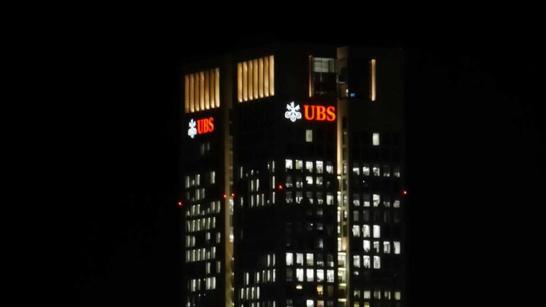 UBS może zredukować kolejne 10 tys. etatów do 2027 r. Problemy z integracją Credit Suisse i presja kosztowa