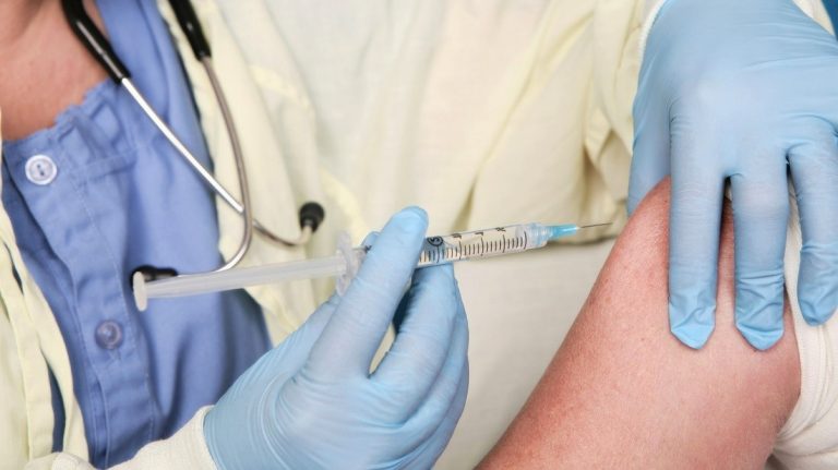 Ponad 24% Polaków zamierza zaszczepić się przeciwko grypie. Eksperci: To najwyższy wskaźnik od lat