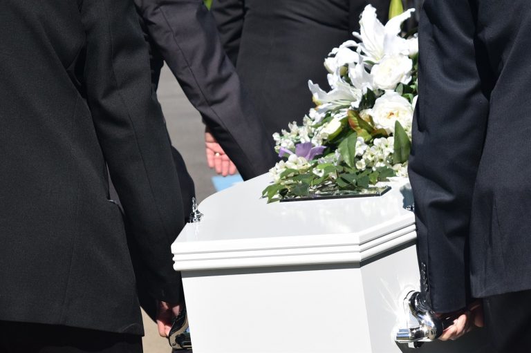 Zasiłek pogrzebowy do 7 tys. zł i waloryzacja. Branża pogrzebowa: to dobry krok