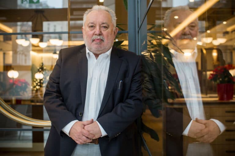 Konsorcjum UBESS zbuduje fabrykę akumulatorów i hub-ów energii w Polsce. Partnerem giełdowa Invista