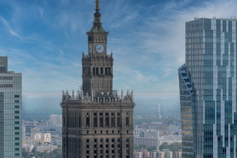 W Warszawie spada sprzedaż mieszkań, a ceny dalej rosną