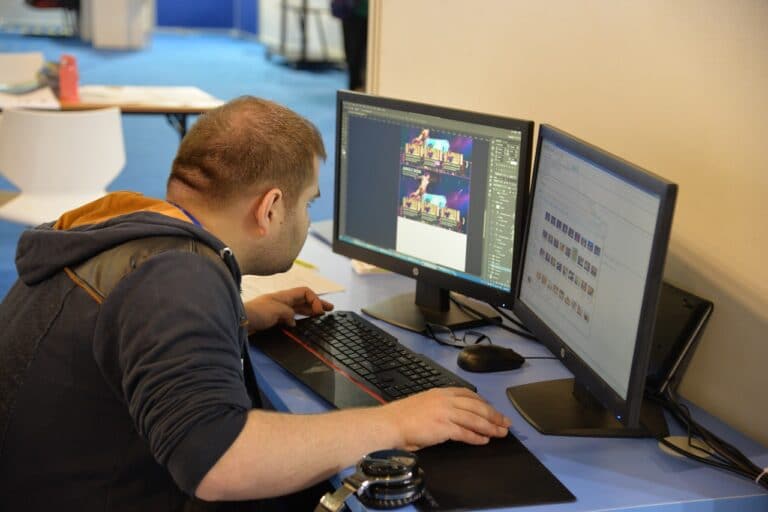 Działy IT w firmach: mniej rekrutacji, więcej specjalizacji, wyższe wynagrodzenia