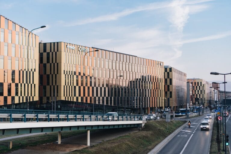 Popyt na biura w Krakowie rośnie o 85% – spadek pustostanów do 17,3% i ograniczona podaż
