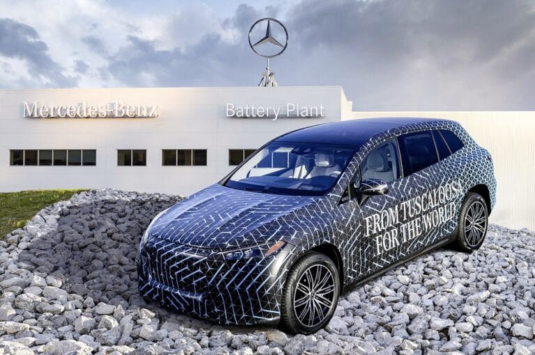 Mercedes-Benz rozwija produkcję aut elektrycznych w USA: nowa fabryka akumulatorów przygotowuje się do produkcji SUV-a EQS