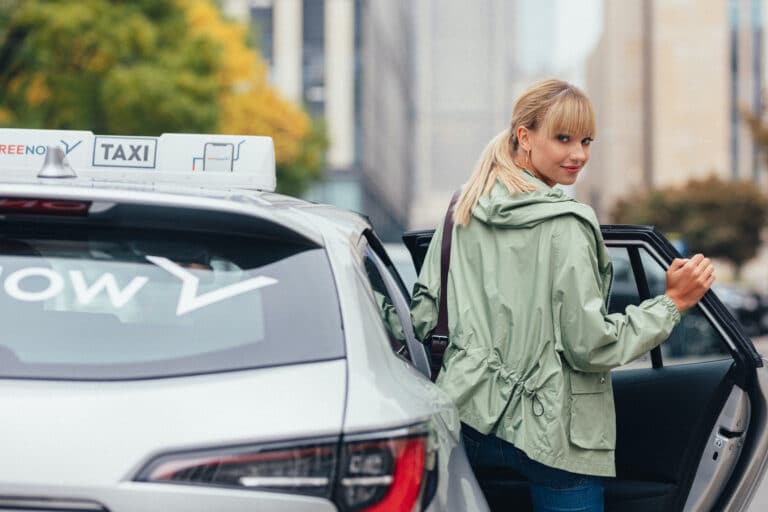 FREE NOW wprowadza usługę przejazdów taxi tylko dla kobiet i wyłącznie z kierowczyniami