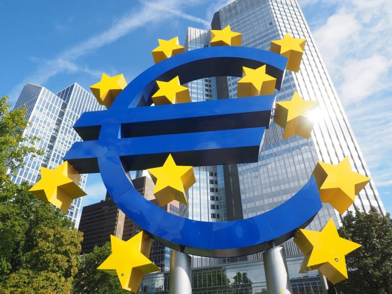 Euro traci, bo EBC wysyła sygnał o zakończeniu podwyżek