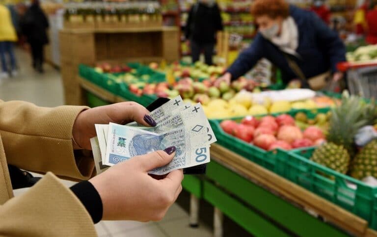 Stabilizacja cen w sklepach, brak wyraźnej poprawy odczuwalnej przez konsumentów