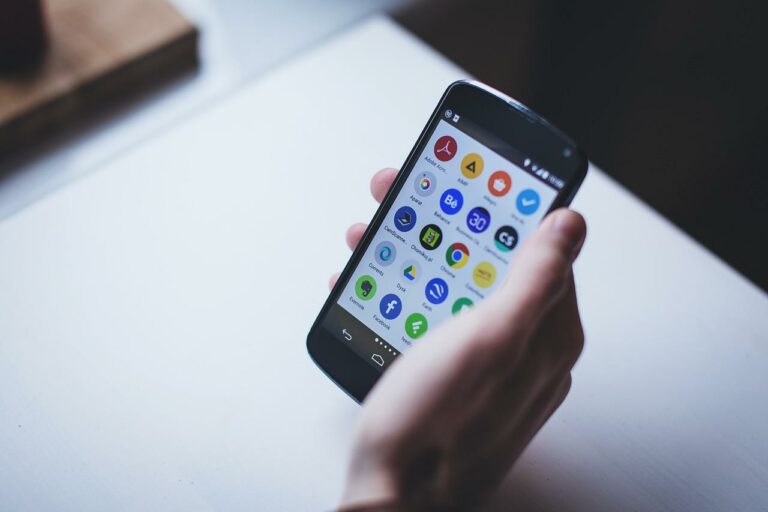 UODO apeluje o systemowe ograniczenie telefonów w szkołach. Chodzi o prywatność, dane osobowe i ryzyko nagrywania uczniów