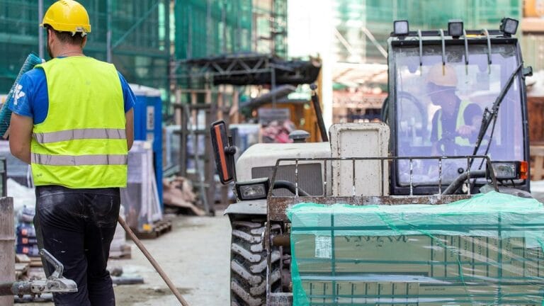 Deweloperzy chcą budować drogi i remontować chodniki. W samorządowych przetargach tłum jak nigdy wcześniej