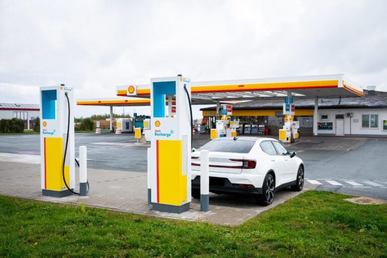 ABB ma pomóc w budowie globalnej sieci stacji do ładowania Shell