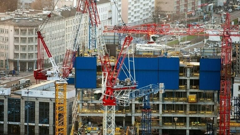 Deloitte: Wojna w Ukrainie i inflacja spowalniają globalny sektor budowlany