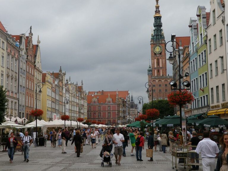 Ile mogą nad morzem zarobić kucharze, kelnerki i pracownicy hotelowi? Gorączkowe rekrutacje trwają