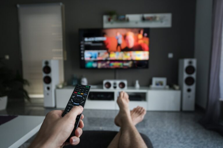 Polacy wyraźnie unikają reklam w telewizji. Ponad 77 proc. sięga w tym czasie po komórkę [BADANIE]