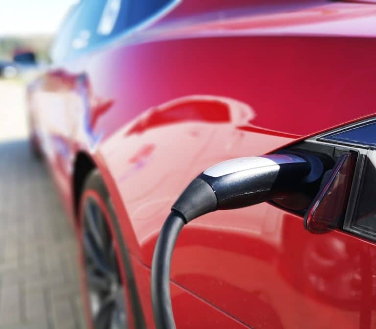Rosnące koszty samochodów spalinowych napędzają sprzedaż elektryków