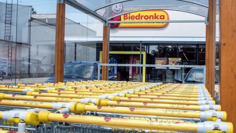Biedronka ukarana przez UOKiK. Blisko 105 mln zł kary za wprowadzanie klientów w błąd