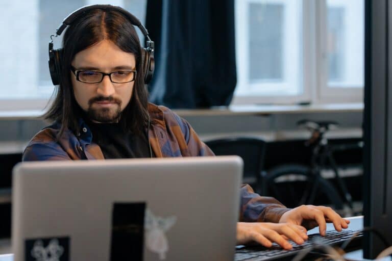 Większość programistów(-ek) zarobione pieniądze inwestuje w siebie, ⅓ z nich nie posiada samochodu, a ponad połowa wakacje spędza w domu