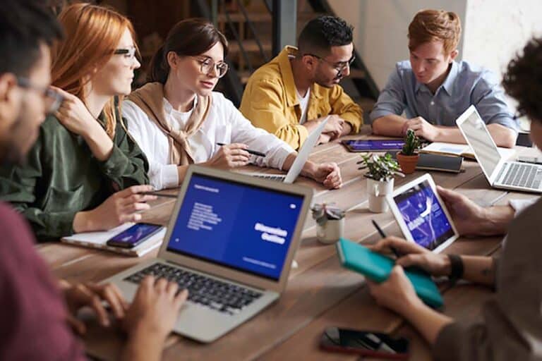 Jak zaistnieć w internecie? Poradnik dla początkujących przedsiębiorców