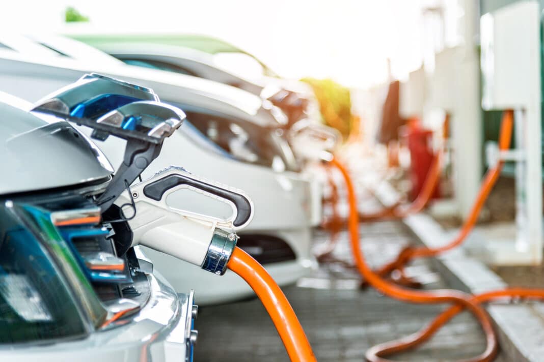 samochód elektryczny ładowanie