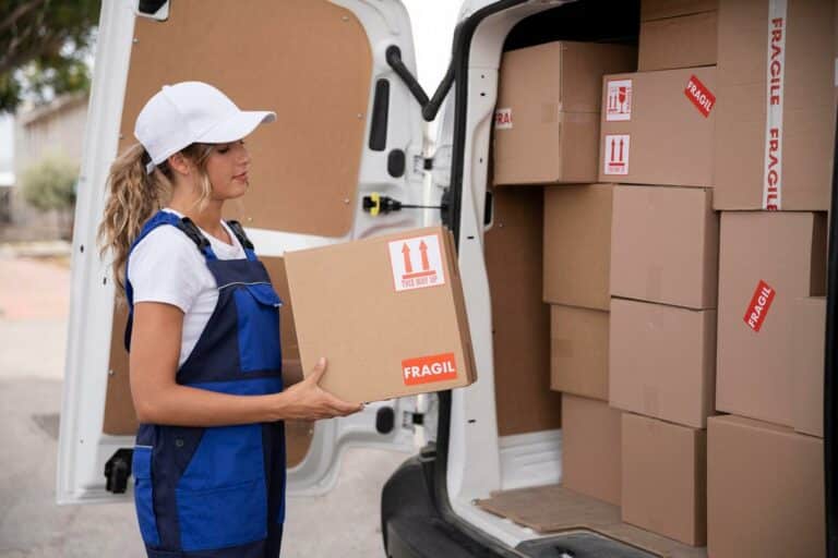 Greenwashing na celowniku UOKiK. Allegro, InPost, DHL i DPD z zarzutami wprowadzania konsumentów w błąd