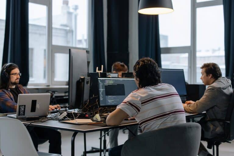 31% pracodawców IT będzie poszukiwać nowych rąk do pracy, ale niemal tyle samo firm deklaruje zwolnienia